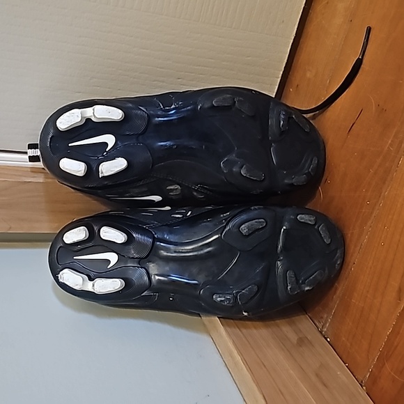 Kids nike size 3.5 cleats - Picture 6 of 6